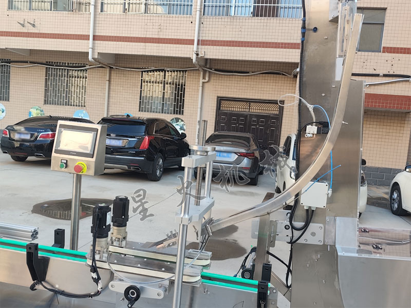 江蘇星火自動(dòng)壓蓋封口機(jī)實(shí)拍